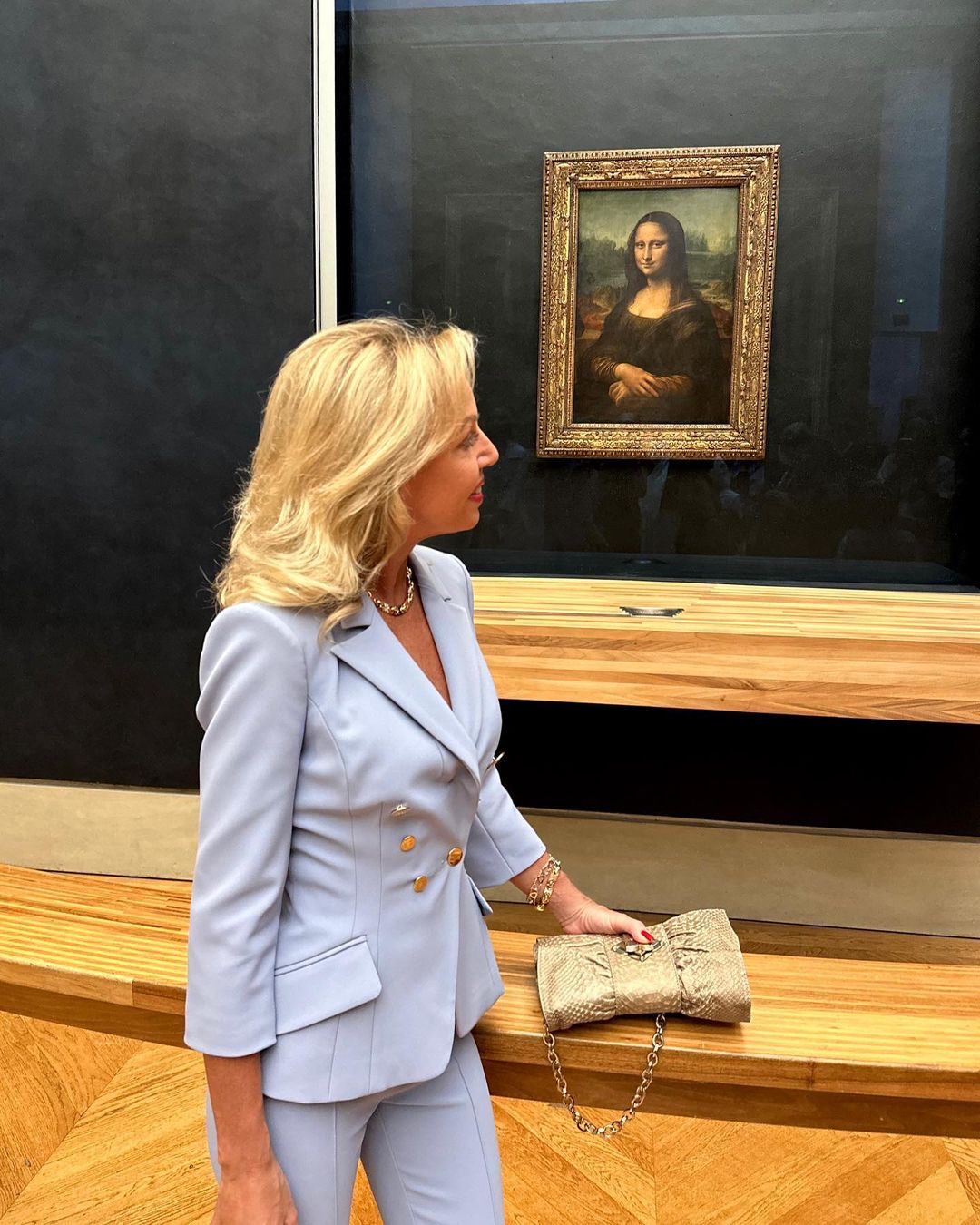 Princess Camilla of Bourbon contemplating the iconic Mona Liisa